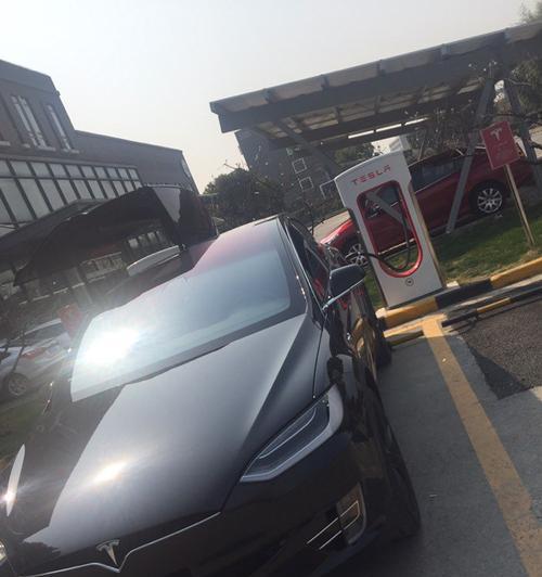 探索特斯拉P100D的惊人性能与领先技术（纵览P100D的卓越动力、电池和自动驾驶功能）