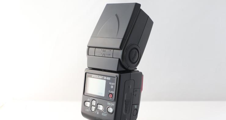 尼康SB300闪光灯性能详解（适合入门级摄影师的高性能闪光灯）