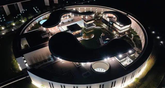 湖畔大学（探寻湖畔大学的优势、特色和成就）