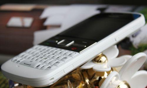 探寻诺基亚E5的出色表现与功能（一款强大的商务手机，值得拥有）