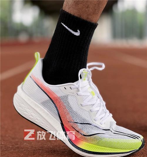 李宁慢跑鞋（透气轻盈、耐磨耐用，李宁慢跑鞋助力你迈向健康生活）
