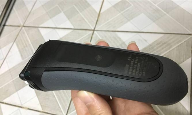 博朗320s4剃须刀的综合评价（博朗320s4性能强劲，质量可靠，为您带来舒适的剃须体验）
